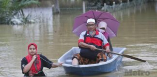 Pelajar Ini Harung Air Hantar Ibu Ayah ke Masjid Tahun 2020 Pelajar Ini Harung Air Hantar Ibu Ayah ke Masjid